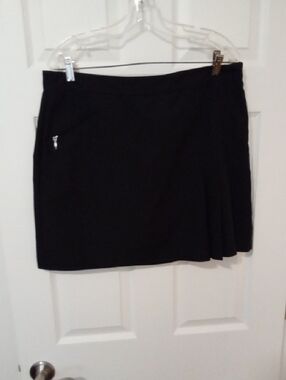 Izod Black Golf Skort Size 12 with 2 Pockets